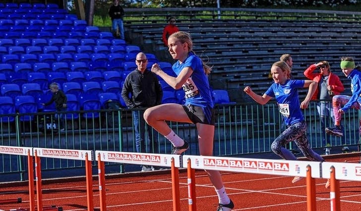 Elise vann både 60 m hekk, høgde og lengde - men utmerkte seg mest i tresteg. (Foto: Arne Dag Myking)