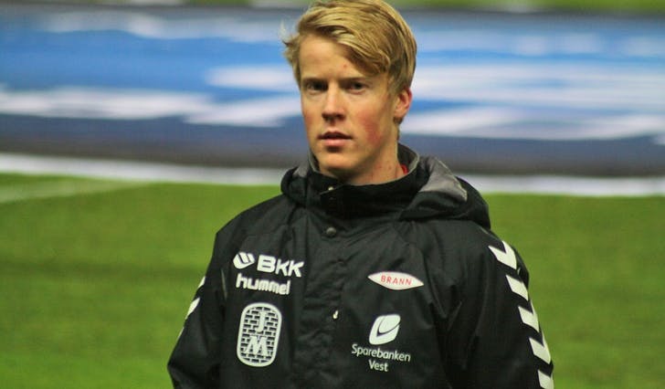 Simen Lassen, her i oppvarming med A-laget i fjor, ser ikkje ut til å få proffkontrakt med SK Brann. (Foto: KVB)