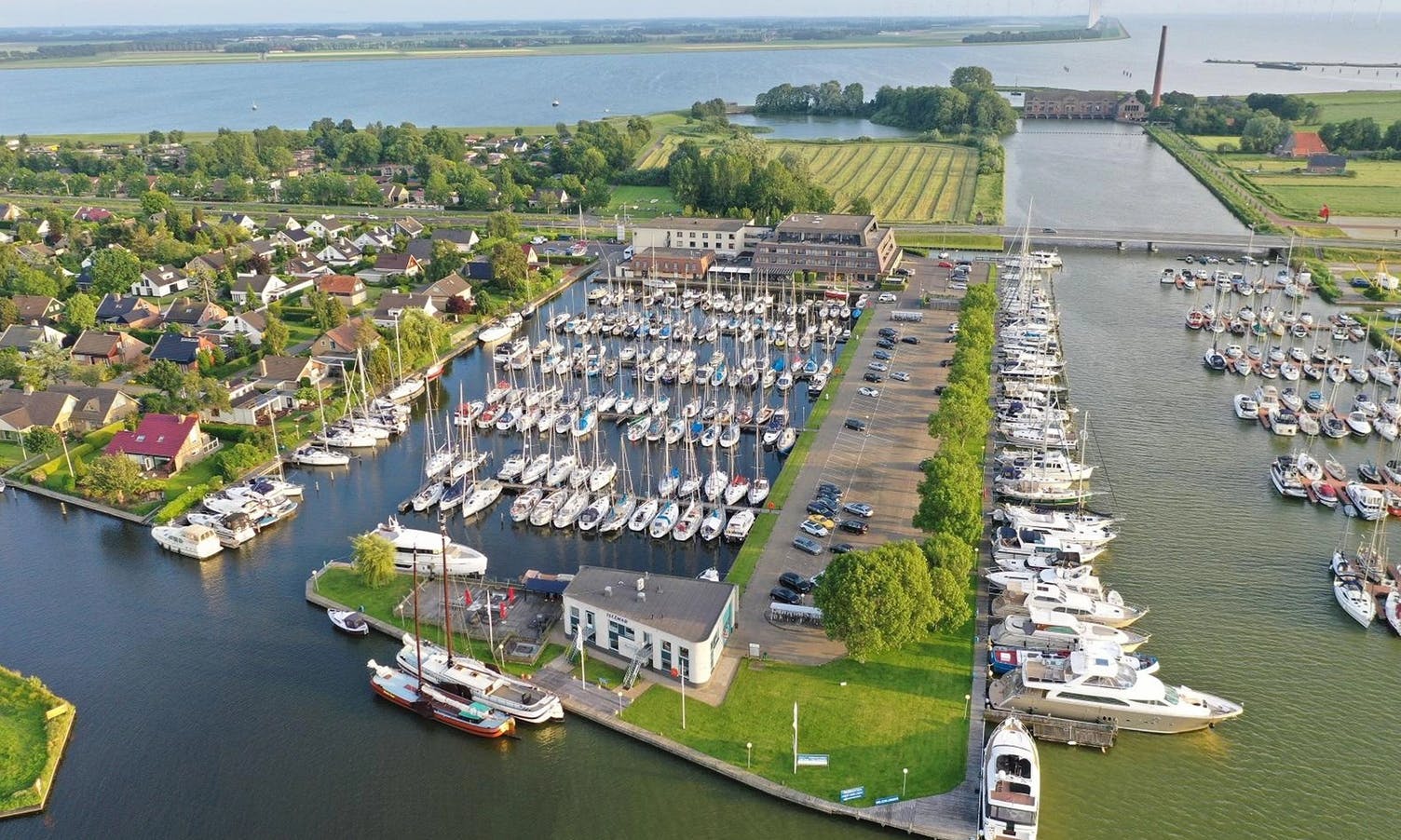 Hotellet ligg i Lemmar, ein tettstad ved sjøen, knappe 30 km frå Thialf i Heerenveen. (Foto: Iselmar Sport Hotel)