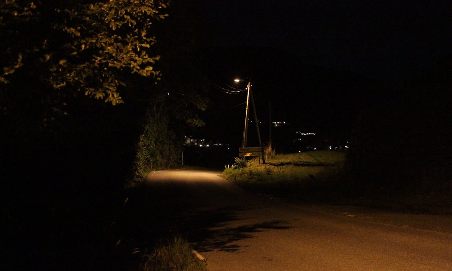 Heile stykket forbi Lyssand-fabrikken er mørkt. (Foto: KVB)