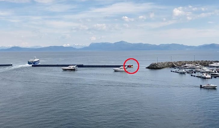 Svømming med badeleikar på tvers av den travle båthamna har skapt reaksjonar. (Lesarbilde, tips@midtsiden.no) 
