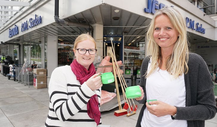 Lillian og Henriette framfor Jernia, der turkort kan hentast og dei nye premiekoppane kjøpast. (Foto: Kjetil Vasby Bruarøy)