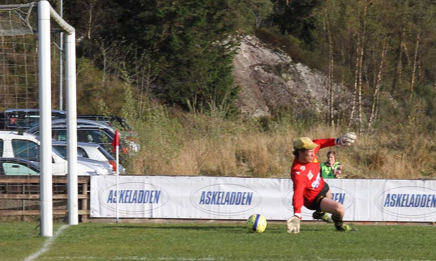 Anders Kloven redda fleire i dag, men denne gjekk inn, 2-0 til Åsane. (Foto: KVB)