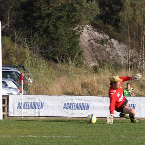 Anders Kloven redda fleire i dag, men denne gjekk inn, 2-0 til Åsane. (Foto: KVB)