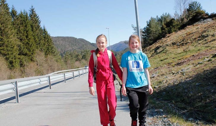 Veninnene Karina og Emily på 11 gjekk Ulvenmarsjen for åttande og første gong (foto: Andris Hamre)