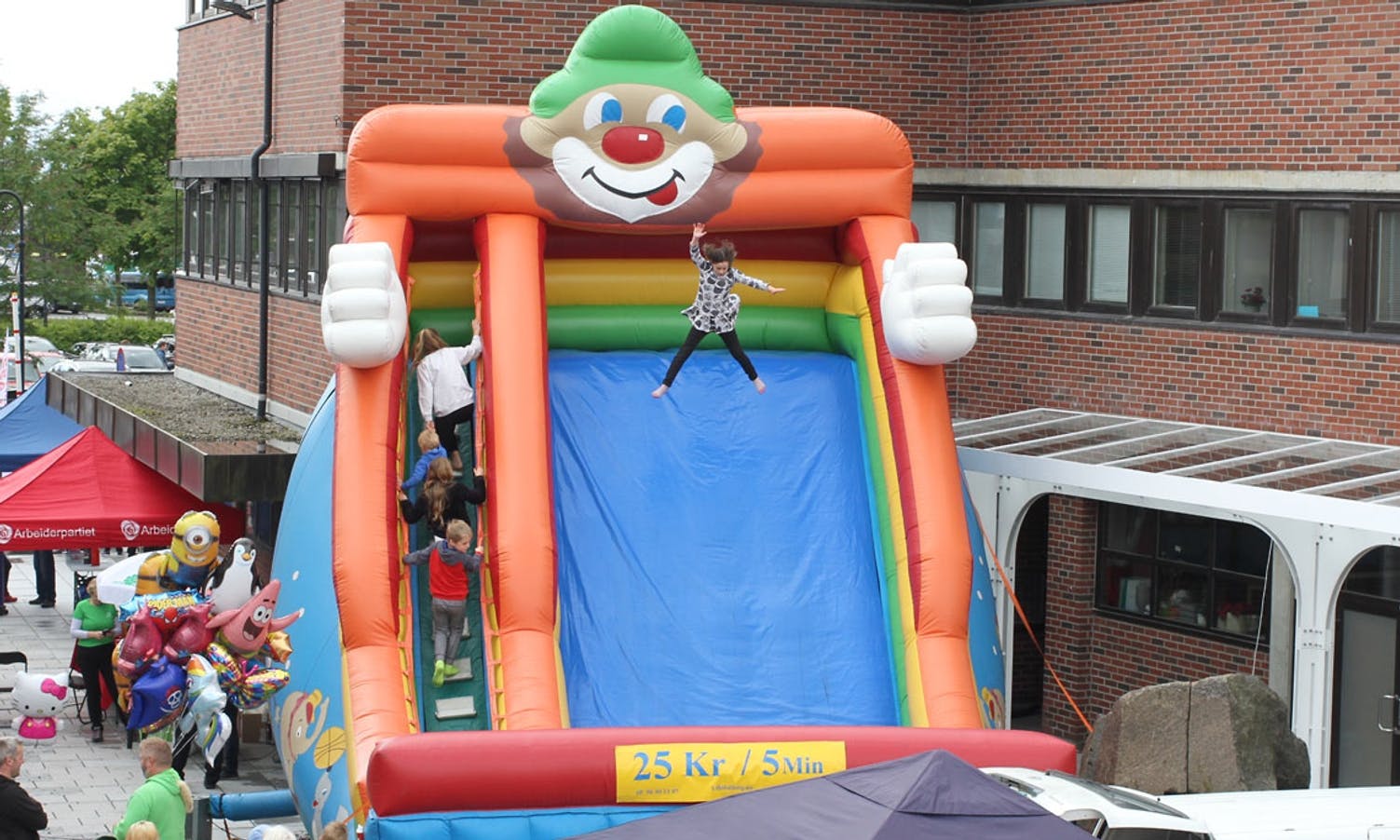 Hoppeslottet til Lilleballong var populært (foto: AH)