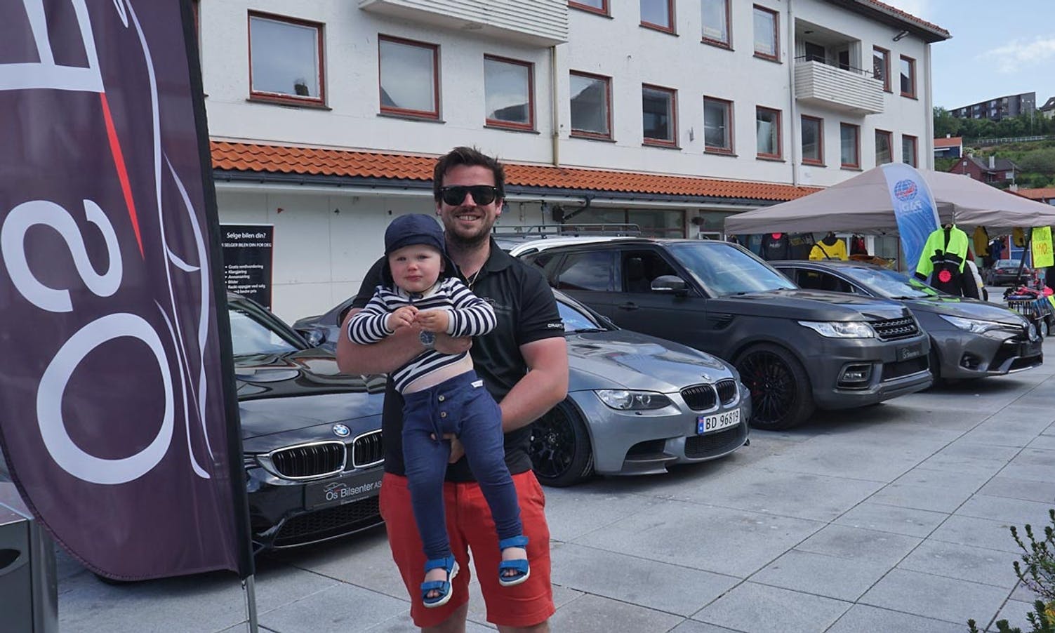 Daniel Grape fekk assistanse av sonen Gabriel og selte bil på marknaden. (Foto: KVB)