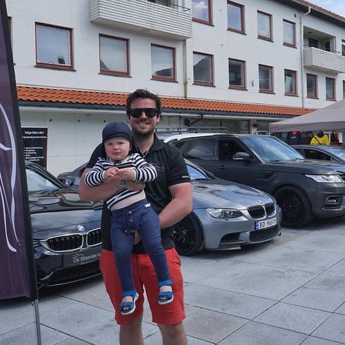 Daniel Grape fekk assistanse av sonen Gabriel og selte bil på marknaden. (Foto: KVB)
