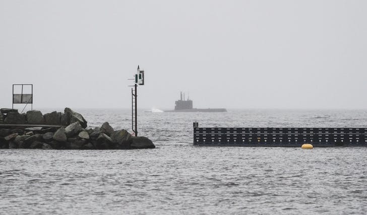 Ein ivrig innringar syntest det var stas å sjå ubåten så tett på moloane rundt Os hamn. (Foto: Ørjan Håland)
