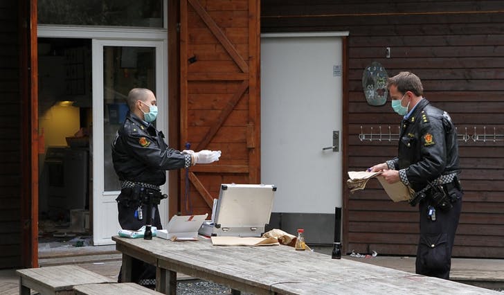 Sindre Hallem og Kenneth Rastad frå politiet med Trollstuen i bakgrunnen. (Foto: Kjetil Vasby Bruarøy)