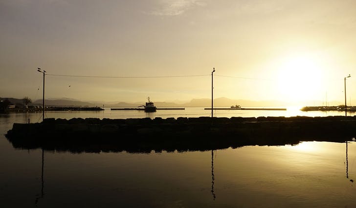 Os hamn søndag formiddag - med alle fire bølgedemparane på plass. (Foto: Kjetil Vasby Bruarøy)