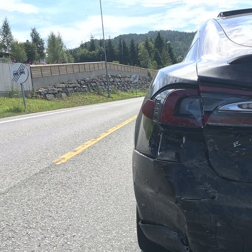 Teslaen ser ut til å tola mykje samanlikna med fronten på bilen som kom bak. (Foto: KVB)