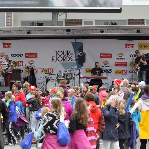 Eirik Søfteland med band på scenen (foto: Andris Hamre)