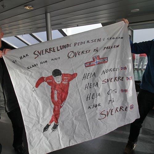 Bjørn Hagen og Herman Hagevik hadde òg med banner. (Foto: KVB)