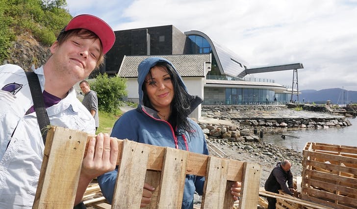 Daniel og Kari med arbeidsmoralen på topp mellom dei små bygene i Mobergsvikjo. (Foto: Kjetil Vasby Bruarøy)