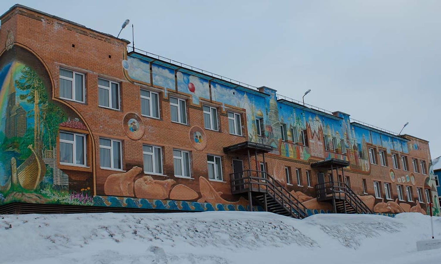 Skulen i Barentsburg. Rikt dekorert for å gje god læring (foto: AH)