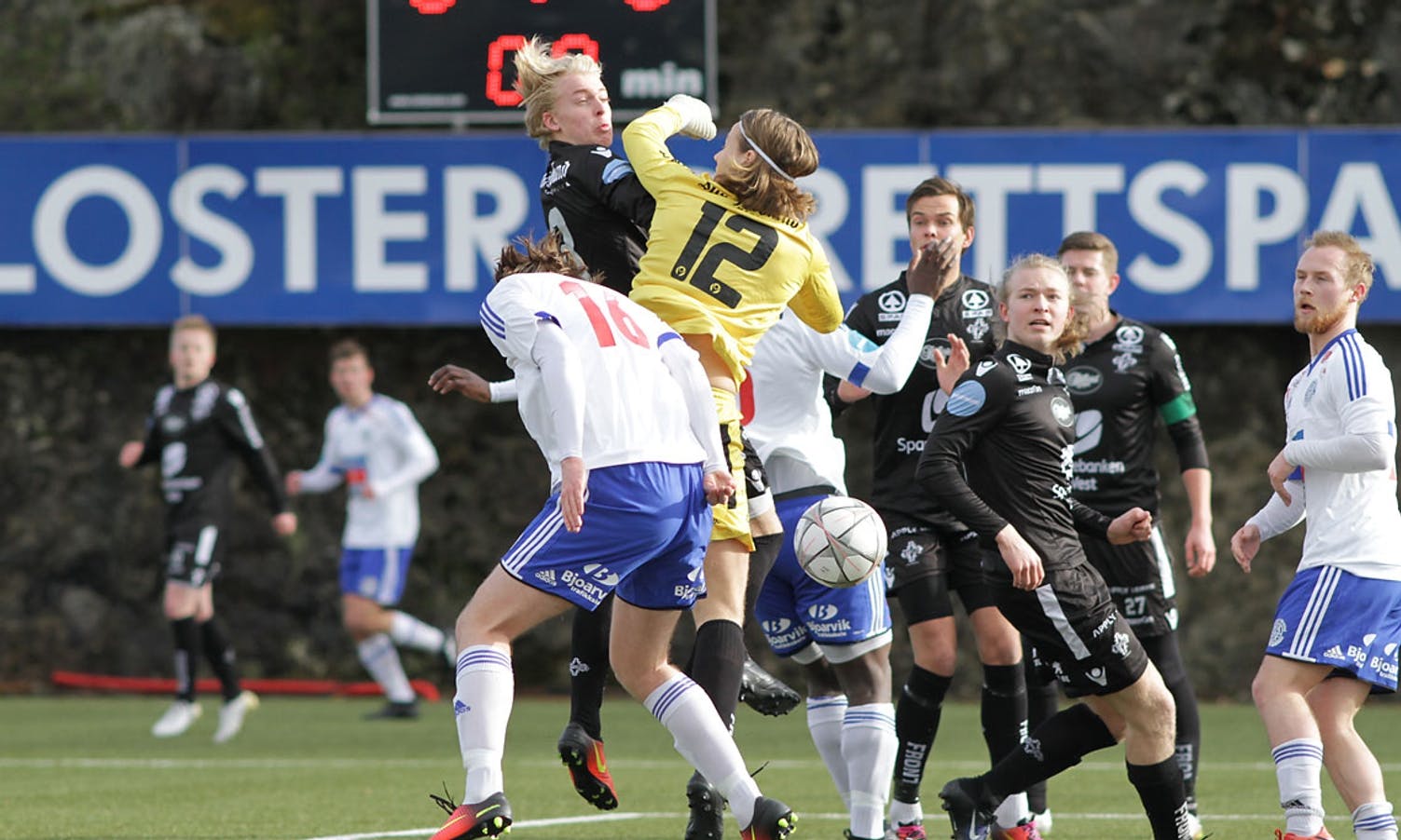 Midtstoppar Sivertsen sette inn 1-0 på corner i 9. minutt. (Foto: KVB)