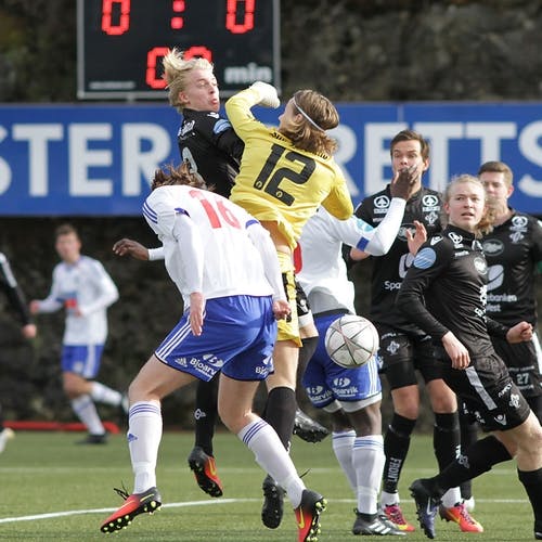 Midtstoppar Sivertsen sette inn 1-0 på corner i 9. minutt. (Foto: KVB)