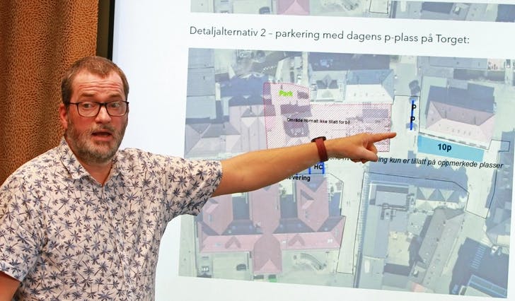 Torgeir Skjælaaen (MDG) presenterte fellesforslag frå Ap, Sp, MDG og SV, som fekk fleirtal. (Foto: Kjetil Vasby Bruarøy)