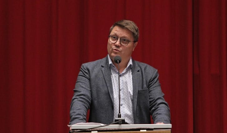 Jan Vidar Dammen-Hjelmeseth, her under ei orientering til kommunestyret i fjor. (Foto: Kjetil Vasby Bruarøy)