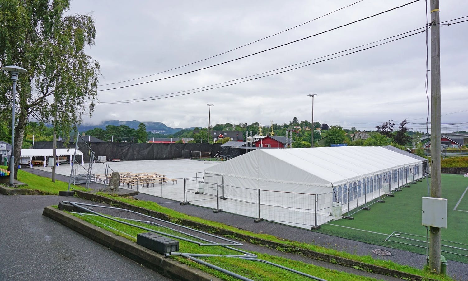 Mat-telt til venstre, bar og festivaltelt til høgre. (Foto: Kjetil Vasby Bruarøy)