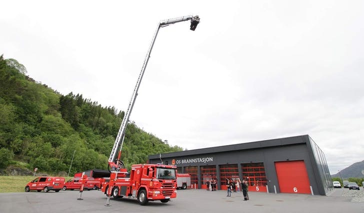 Nye Os brannstasjon på Moberg blei tatt i bruk i desember 2012. Her då dei i 2015 fekk bil med lift. (Foto: Kjetil Vasby Bruarøy)&nbsp;