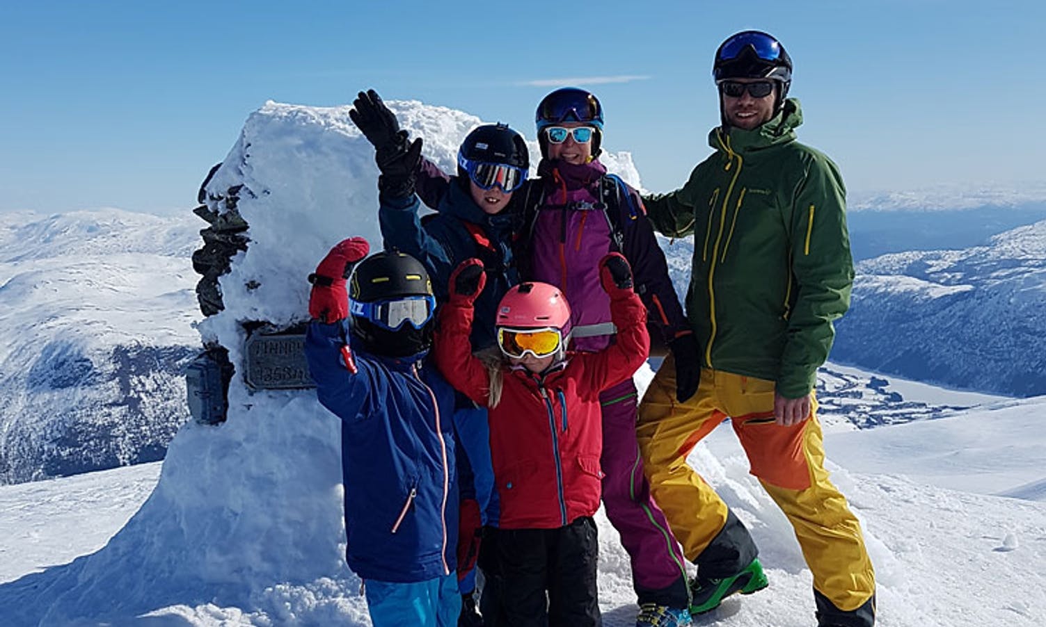 Heile familien på topptur til Finnbunuten. Langrenn opp, slalom ned. (Foto: Silje Soldal)