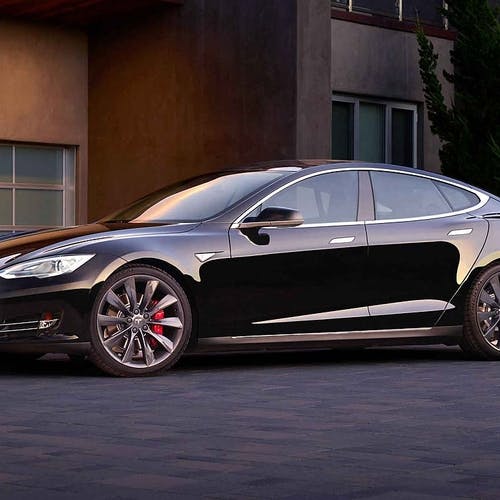 Ein Tesla S-modell er premie til den som klarar hole in one sundag