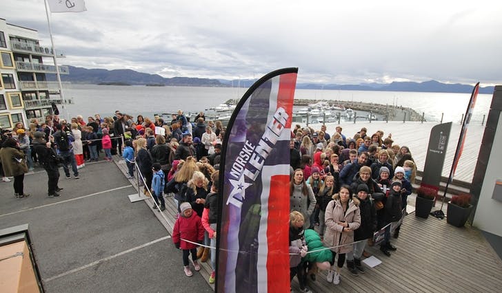 340 plassar er fullbooka to gongar søndag, her er køen til første økt i 12-tida i dag. (Foto: Kjetil Vasby Bruarøy)