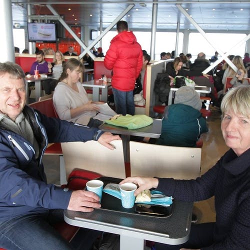 Arne Monsen og kona reiste for å sjå slektningen Sindre Henriksen. (Foto: KVB)