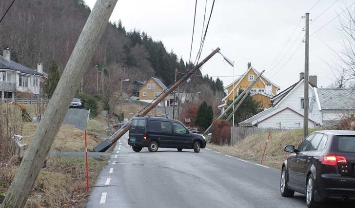 Flere veier ble stengte under orkanen «Nina» i januar 2015. (Foto: Kjetil Vasby Bruarøy)