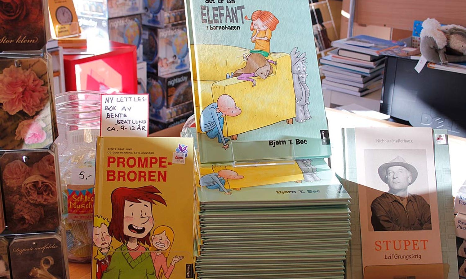 Barnebøker, også den lokale om elefanten, er òg populært til påske.