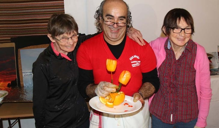 Bergitte (t.v.) og Solveig Bogevik saman med matkunstnar Diab Bardaneh (privat foto)