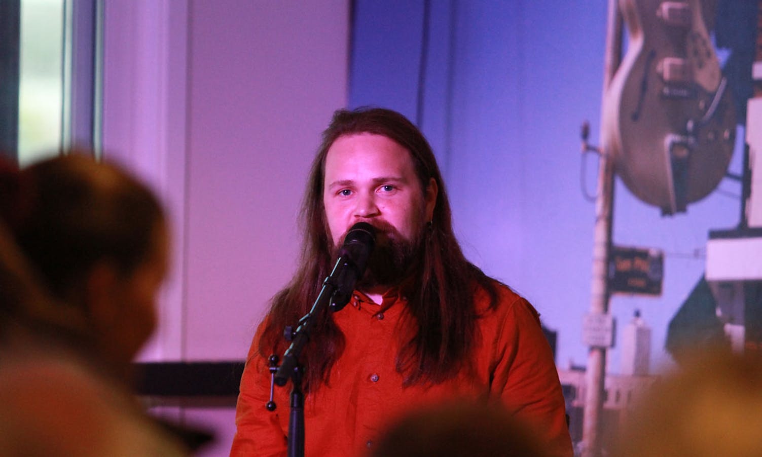 Eirik Søfteland gav gjestane ei musikalsk helsing med på vegen. (Foto: KOG)