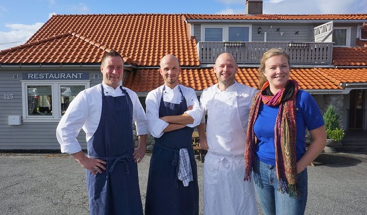 F.v.: Arnt Inge, Roger, Lukasz og Tina - klare for opning av Halhjem Kafé. (Foto: Kjetil Vasby Bruarøy)