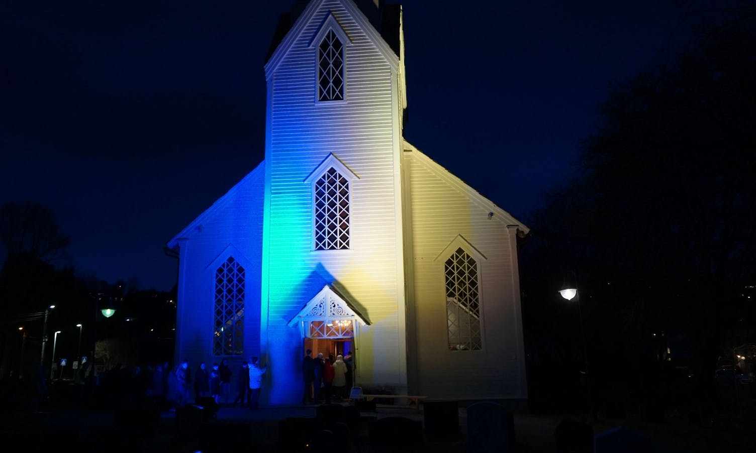 Os kyrkje var farga i gult og blått søndag kveld. (Foto: Kjetil Vasby Bruarøy)