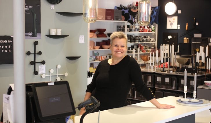 Katrine Brattfjell Heggland på Nordisk Rom inviterer saman med fleire andre uavhengige butikkar til Nisjebutikkane sin dag laurdag (foto: Andris Hamre)