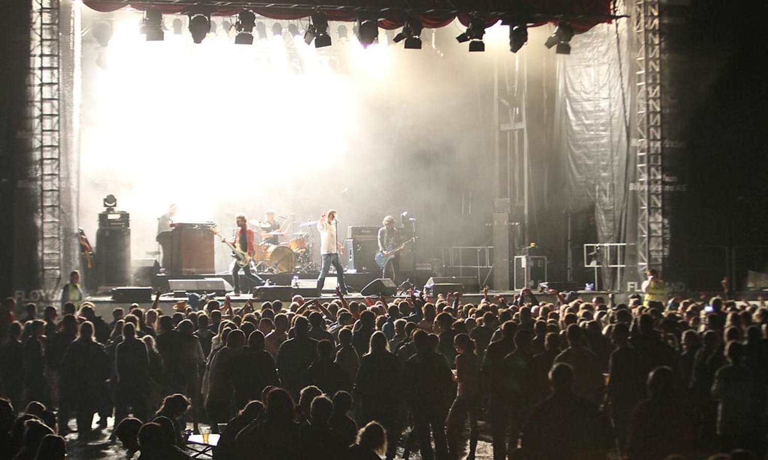 Rett før midnatt gjekk bandet på scenen framfor det største publikummet under festivalen. (Foto: KVB)