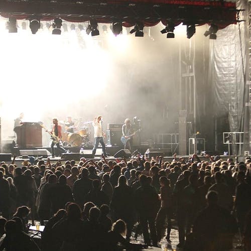 Rett før midnatt gjekk bandet på scenen framfor det største publikummet under festivalen. (Foto: KVB)