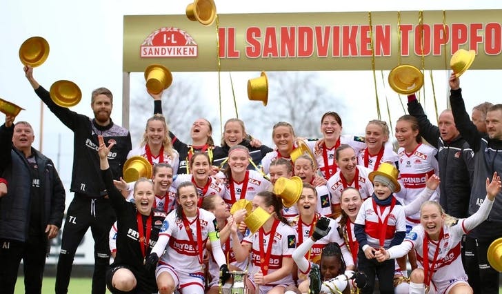 I går var det på med gullhatten etter 8-0 i serieavsluttinga. (Foto: Ann-Kristin Røsbø, Hordalandsfotball)