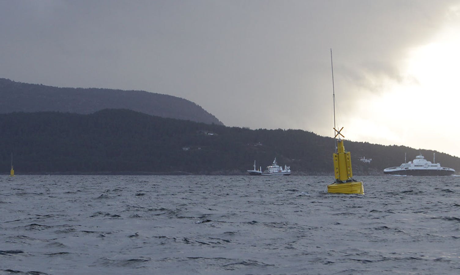 I går blei bøye nummer tre av fem plassert ut av Eidesvik sin båt, MS Bømmelbas. (Foto: Kjetil Vasby Bruarøy)