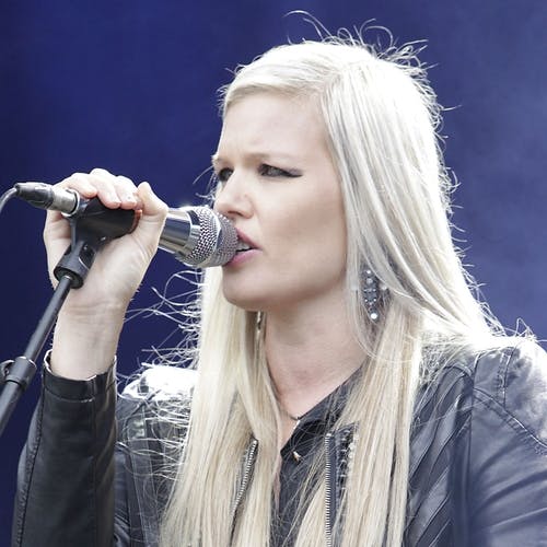Vokalist Charlotte Marlen Midtun. (Foto: KVB)