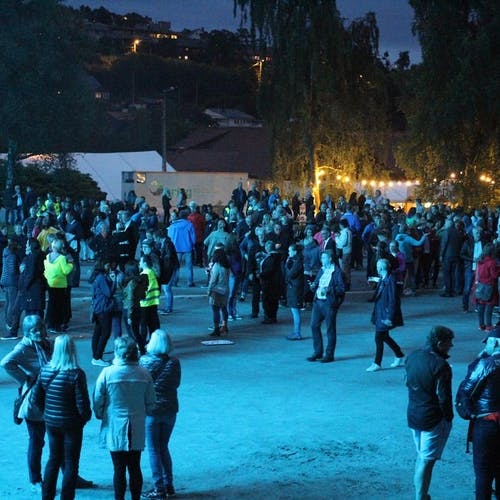 Relativt lite folk under Vega sin konsert (foto: Andris Hamre)