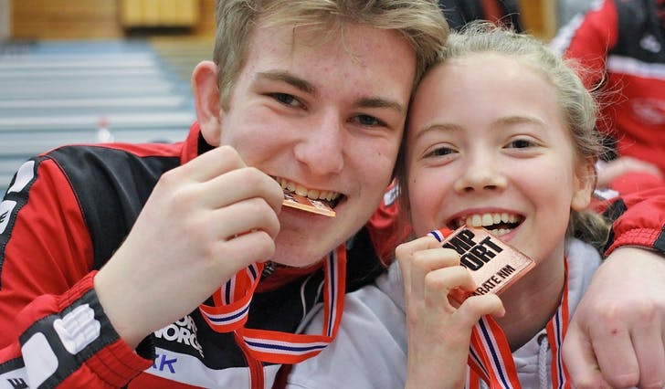 Sondre Kvamsdal og debutant Aurora Berge Fagerthun med kvar sin bronsemedalje etter NM i karate i Bergen i helga. (Foto: Kjetil Vasby Bruarøy)