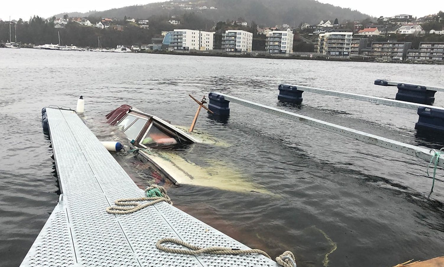 Båt gjekk ned - oljesøl i Os hamn