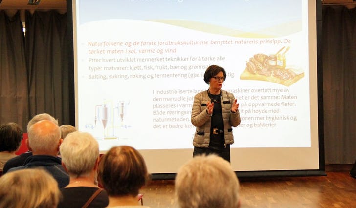 Foredragshaldar Åsta Otteren Ellingsen oppklarar myter om posemat for Os Senioruniversitet. (Foto: KML)