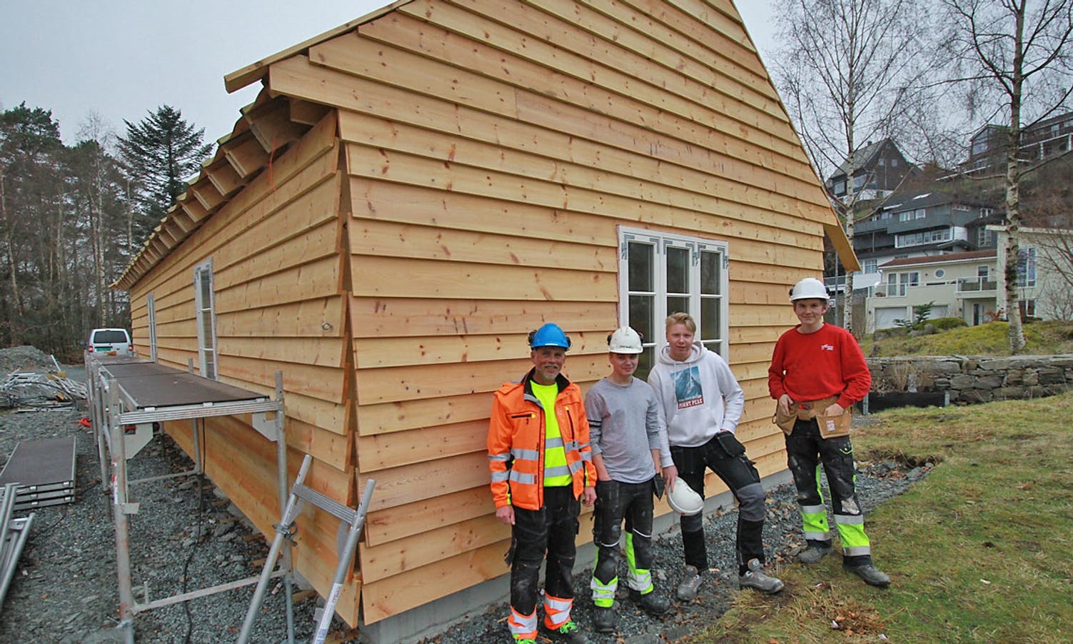 Yrkesfaglærar Leif Tore Koldal saman med nokre av elevane som var å jobba på bygget i dag.  (Foto: KOG)
