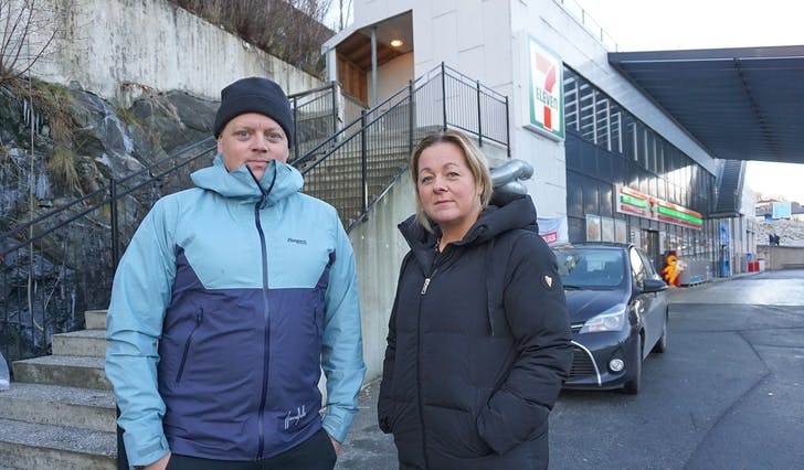 Christoffer Kobbeltvedt og Marthe Kristensen i Fjordfolk framfor selskapslokalet over 7 Eleven. (Foto: Kjetil Vasby Bruarøy)