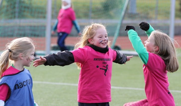 Etter første økt og pause med frukt og is, fekk jentene spela treningskampar og sjå seniorkamp. (Foto: Kjetil Vasby Bruarøy)