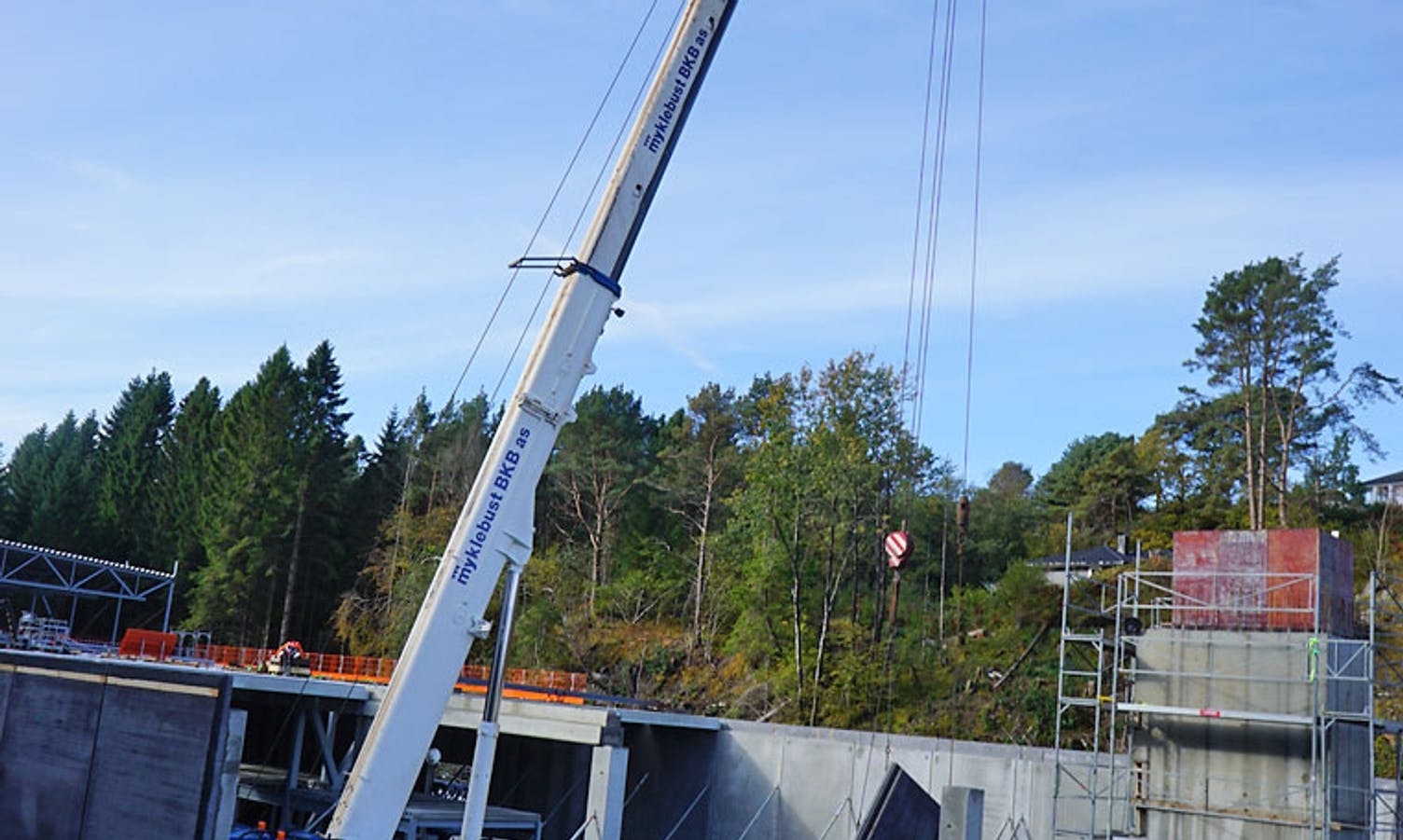 Denne mobilkranen var for tung for Lepsøybrua og måtte koma sjøvegen. (Foto: KVB)